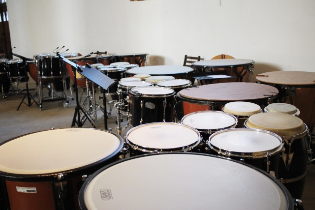 心臓を叩く重低音。ドラム・ティンパニ・鼓の「三位一体」が、よさこい演舞に圧倒的な躍動感を宿す理由