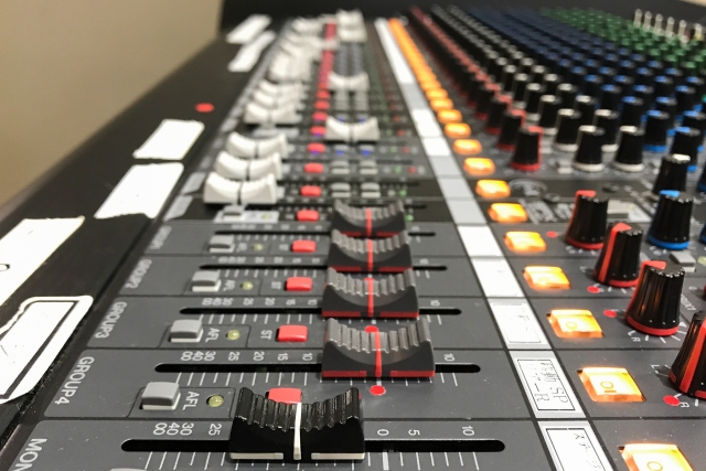 よさこい楽曲制作における、会場全体が揺れる低音とリズムの演出